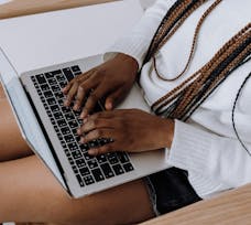 Choosing the Right Blog Niche: What’s Trending & What Pays